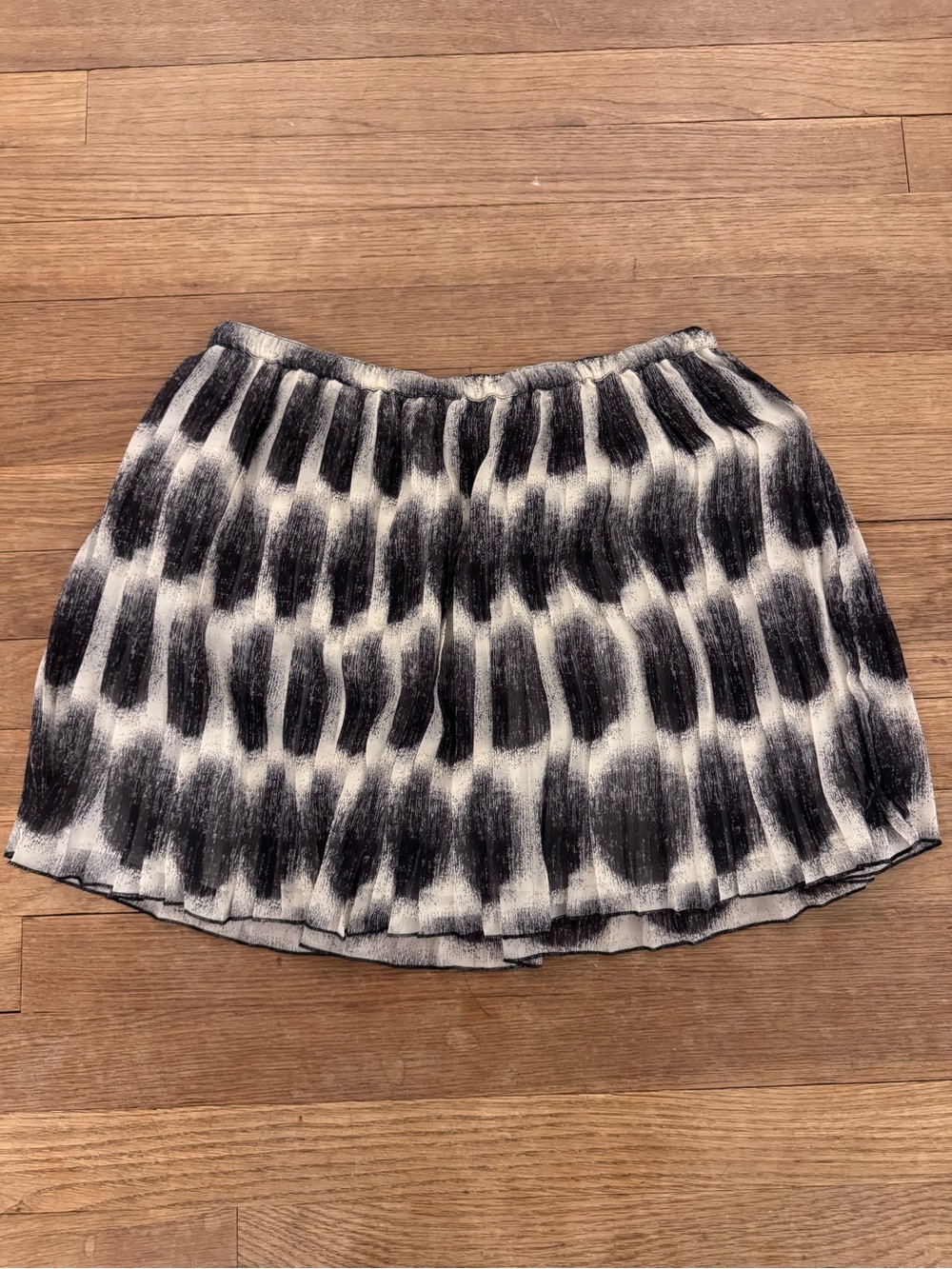 Broadway & Broome Women's 100% Silk Black White Pleated Mini Skirt - Sz XS
 b15